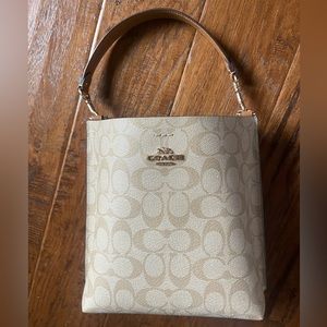 Coach purse. Bucket style bag. Like new condition. Crossbody or hand bag